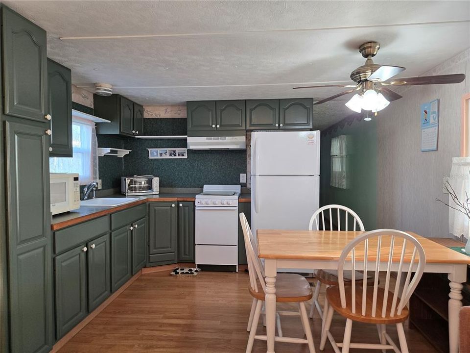 For Sale: $100,000 (2 beds, 1 baths, 672 Square Feet)