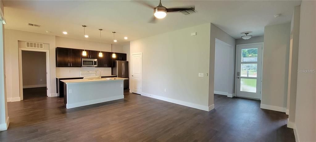 En Venta: $375,000 (4 camas, 2 baños, 1619 Pies cuadrados)