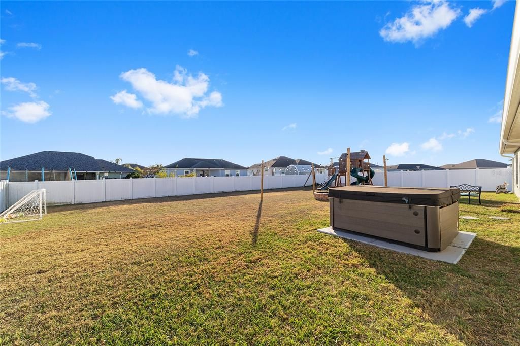 合同活跃: $365,000 (4 贝兹, 3 浴室, 2541 平方英尺)