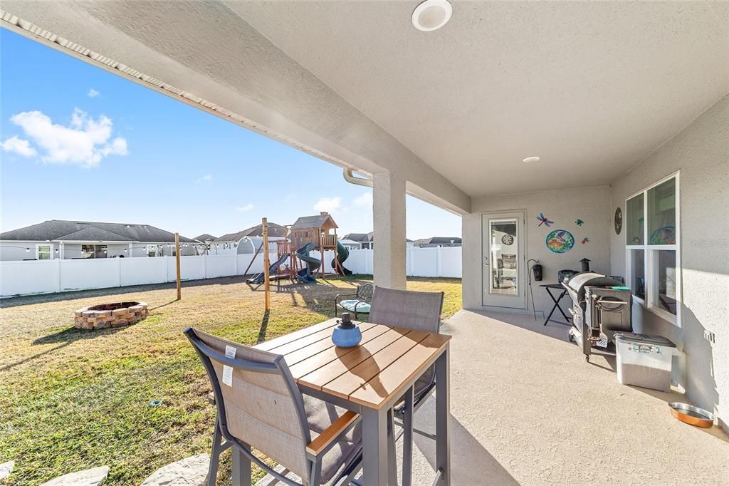 合同活跃: $365,000 (4 贝兹, 3 浴室, 2541 平方英尺)