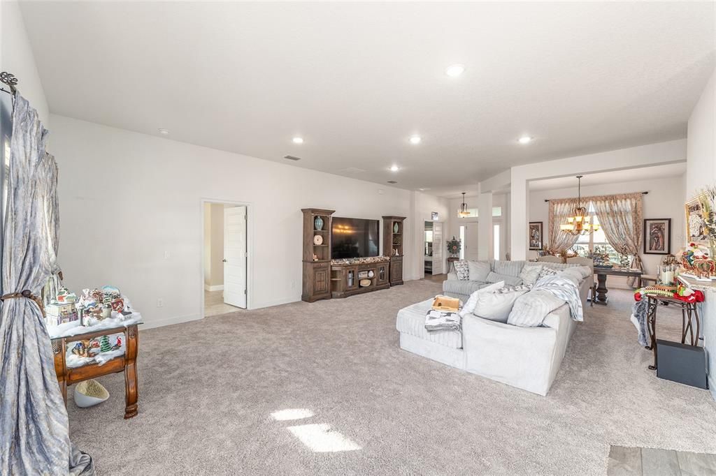 合同活跃: $365,000 (4 贝兹, 3 浴室, 2541 平方英尺)