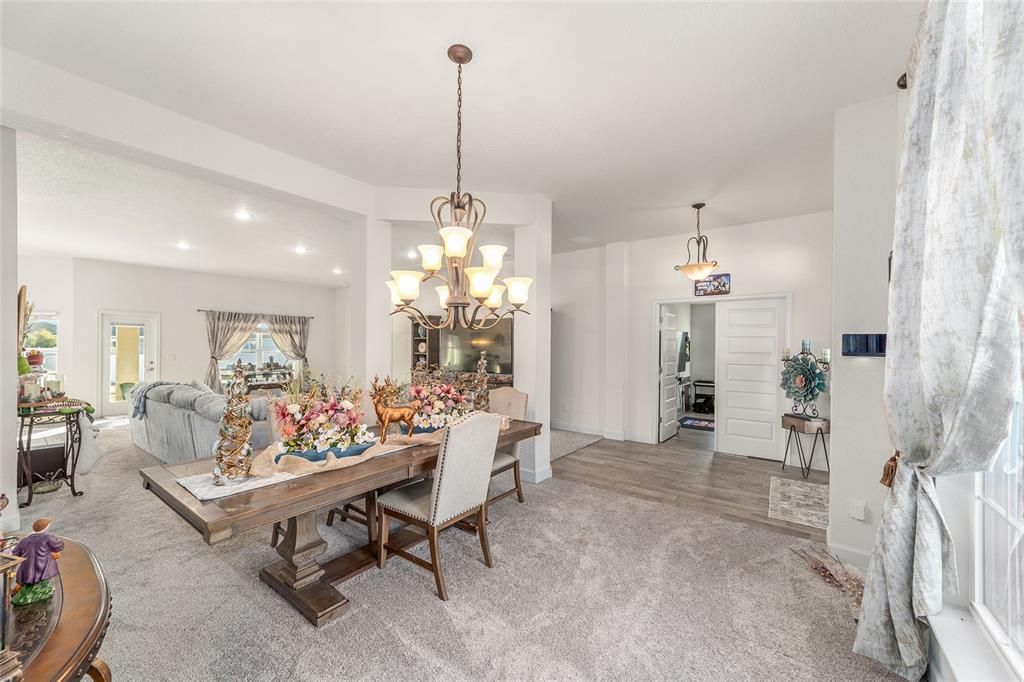 合同活跃: $365,000 (4 贝兹, 3 浴室, 2541 平方英尺)