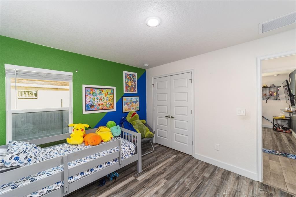 合同活跃: $365,000 (4 贝兹, 3 浴室, 2541 平方英尺)