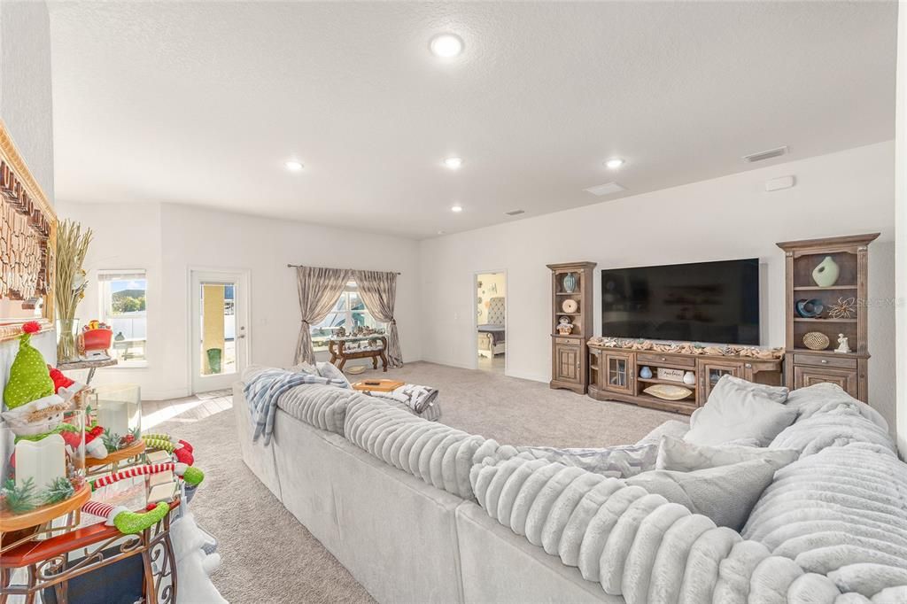 合同活跃: $365,000 (4 贝兹, 3 浴室, 2541 平方英尺)