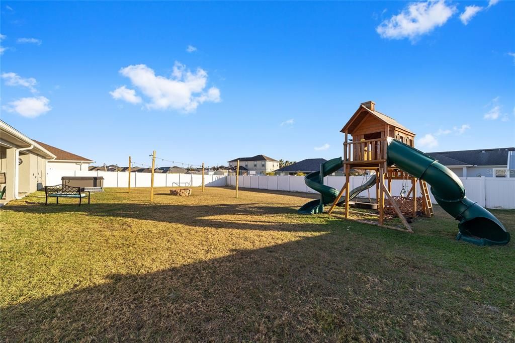 合同活跃: $365,000 (4 贝兹, 3 浴室, 2541 平方英尺)