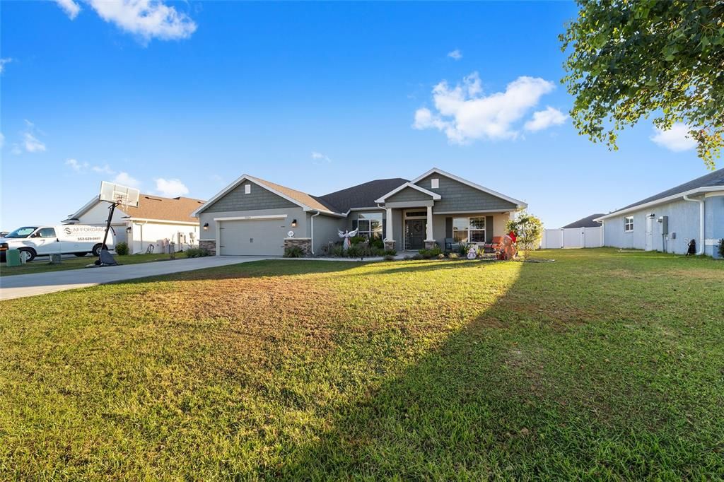 合同活跃: $365,000 (4 贝兹, 3 浴室, 2541 平方英尺)