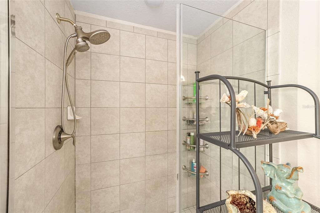 合同活跃: $365,000 (4 贝兹, 3 浴室, 2541 平方英尺)