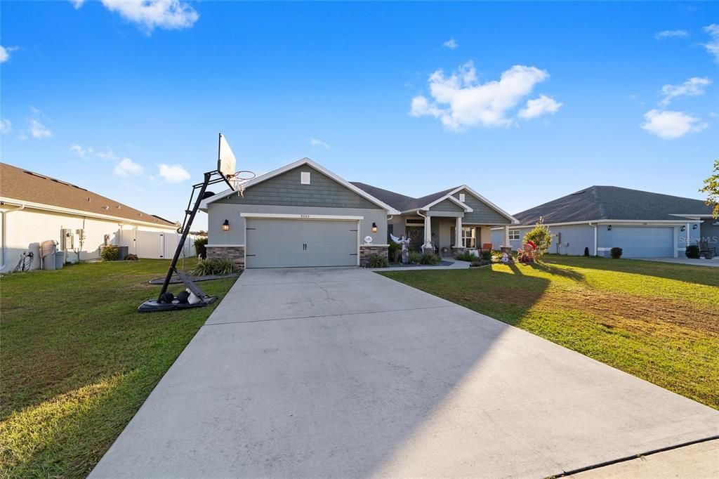 合同活跃: $365,000 (4 贝兹, 3 浴室, 2541 平方英尺)