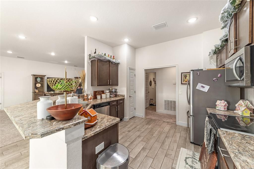 合同活跃: $365,000 (4 贝兹, 3 浴室, 2541 平方英尺)