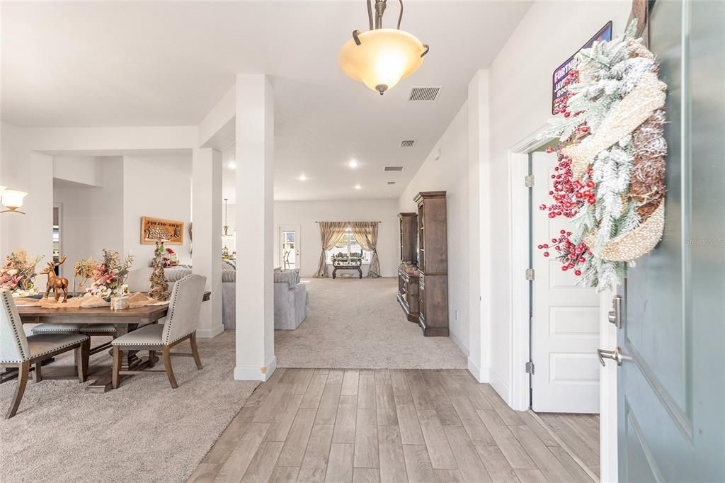 合同活跃: $365,000 (4 贝兹, 3 浴室, 2541 平方英尺)