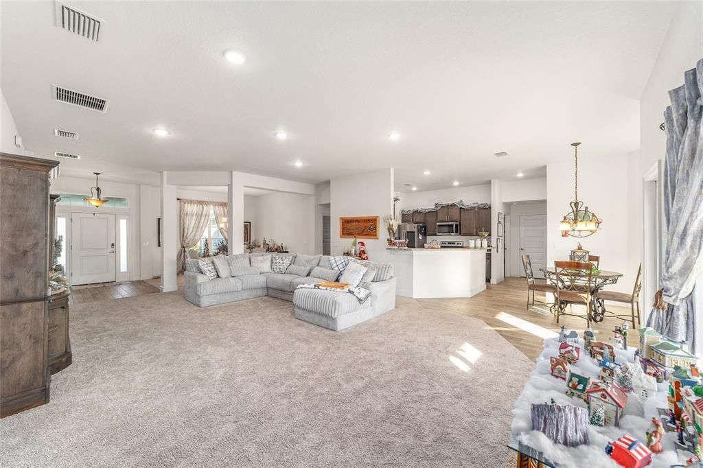 合同活跃: $365,000 (4 贝兹, 3 浴室, 2541 平方英尺)