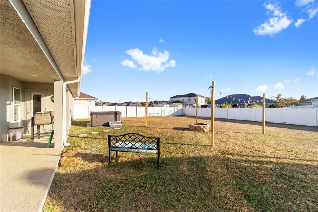 合同活跃: $365,000 (4 贝兹, 3 浴室, 2541 平方英尺)