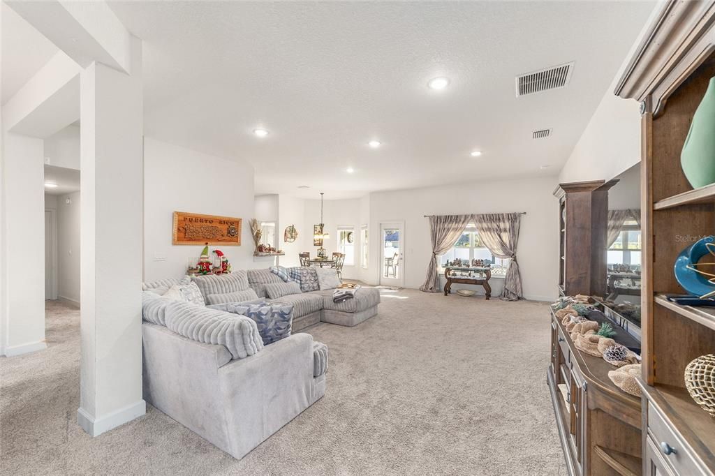 合同活跃: $365,000 (4 贝兹, 3 浴室, 2541 平方英尺)