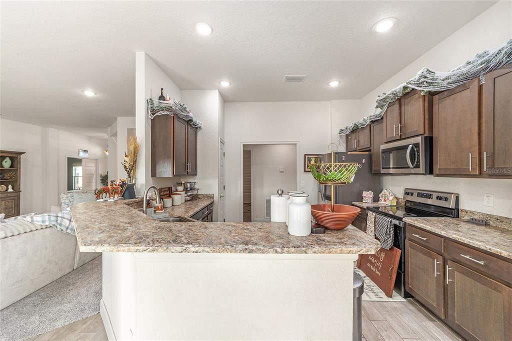 合同活跃: $365,000 (4 贝兹, 3 浴室, 2541 平方英尺)