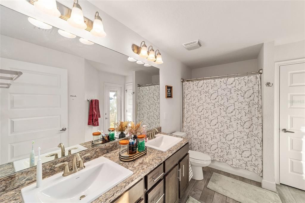 合同活跃: $365,000 (4 贝兹, 3 浴室, 2541 平方英尺)