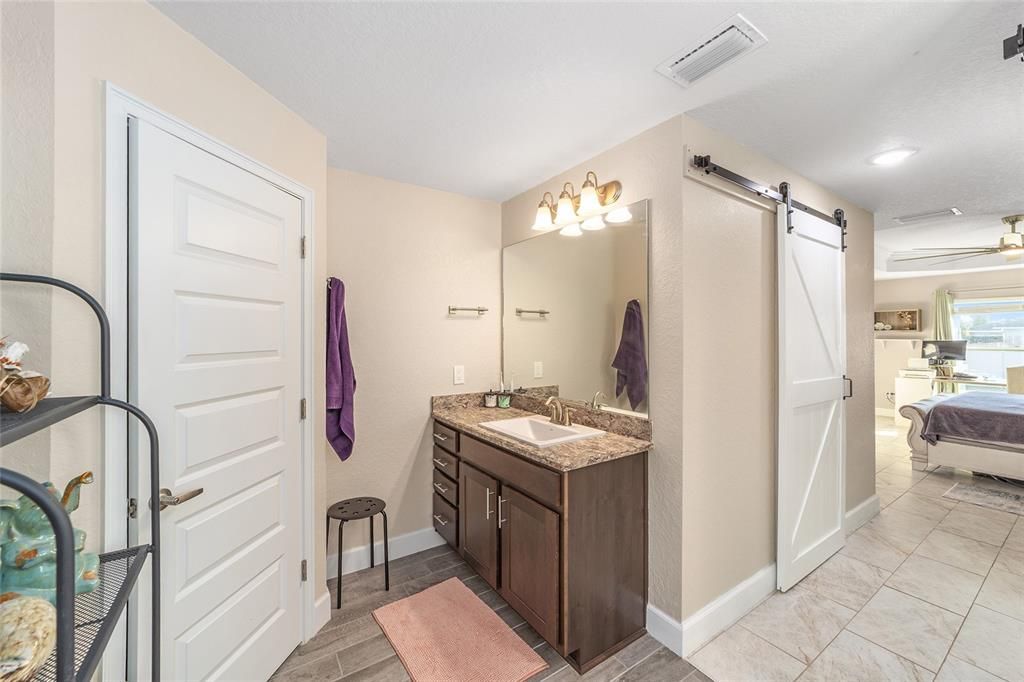 合同活跃: $365,000 (4 贝兹, 3 浴室, 2541 平方英尺)