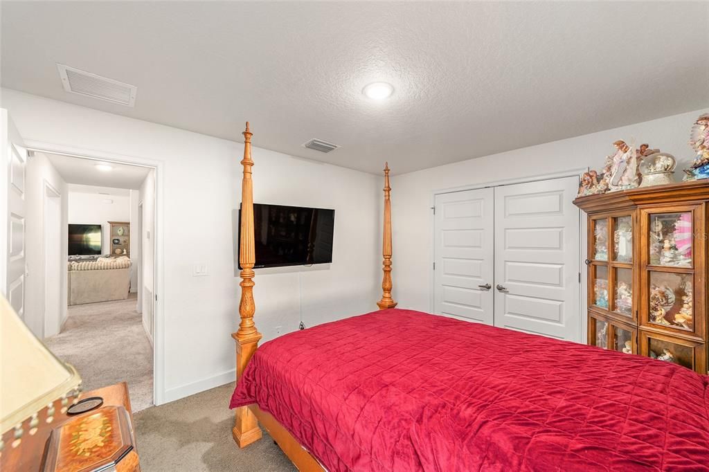 合同活跃: $365,000 (4 贝兹, 3 浴室, 2541 平方英尺)