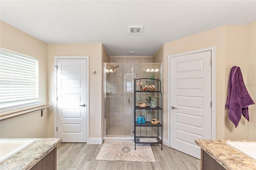 合同活跃: $365,000 (4 贝兹, 3 浴室, 2541 平方英尺)