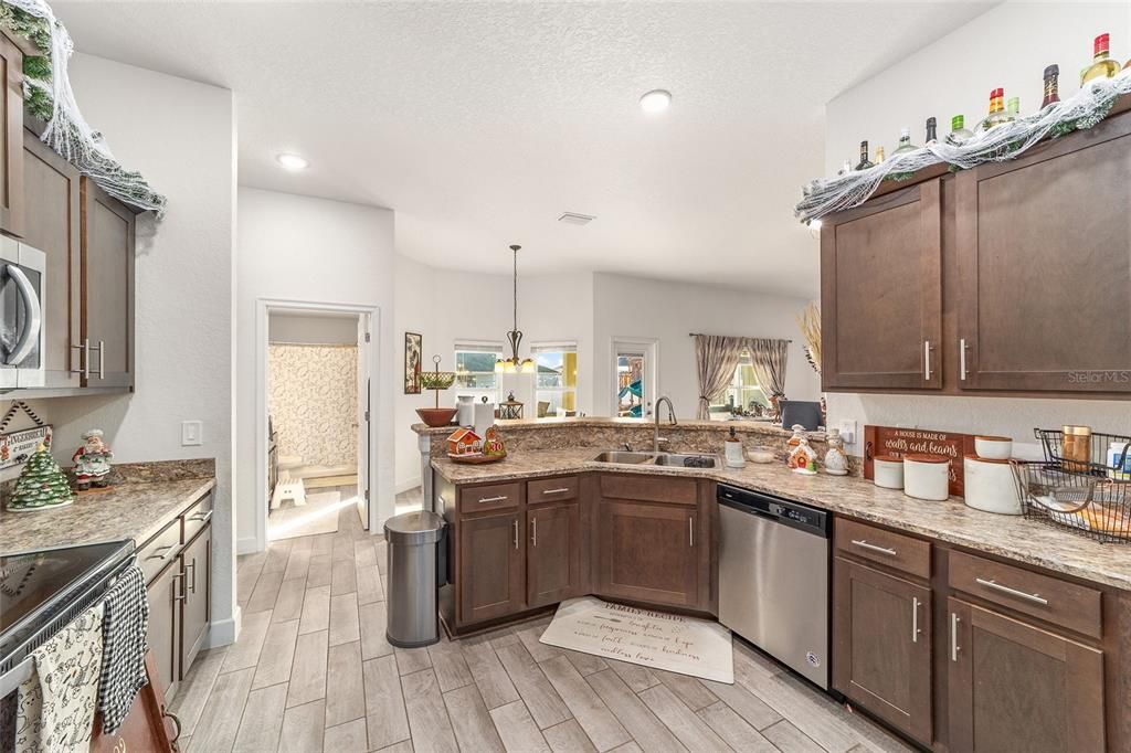 合同活跃: $365,000 (4 贝兹, 3 浴室, 2541 平方英尺)