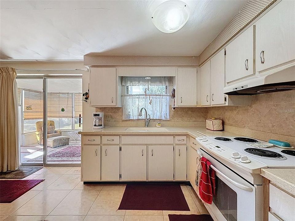 For Sale: $192,000 (2 beds, 1 baths, 855 Square Feet)