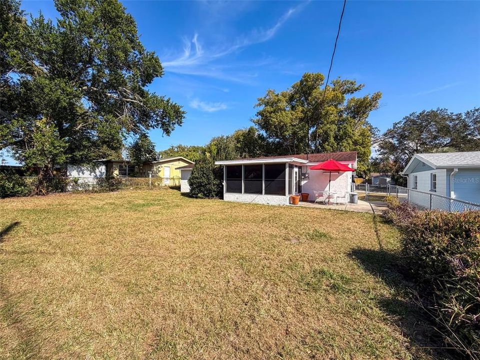 For Sale: $192,000 (2 beds, 1 baths, 855 Square Feet)