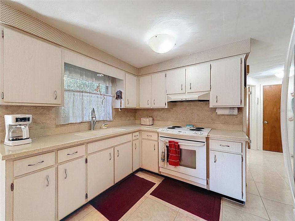 For Sale: $192,000 (2 beds, 1 baths, 855 Square Feet)