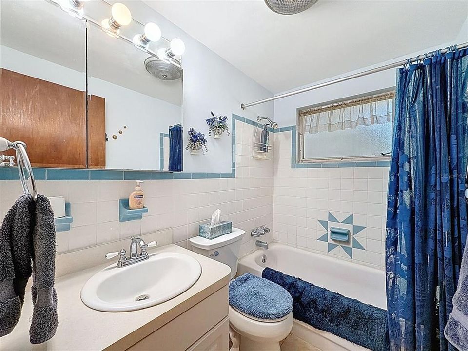 For Sale: $192,000 (2 beds, 1 baths, 855 Square Feet)