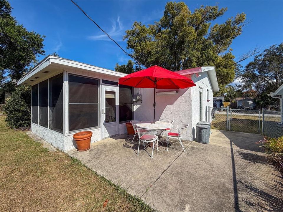 For Sale: $192,000 (2 beds, 1 baths, 855 Square Feet)