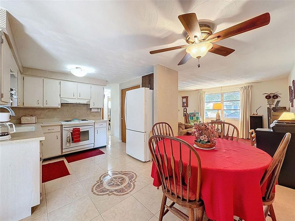 For Sale: $192,000 (2 beds, 1 baths, 855 Square Feet)