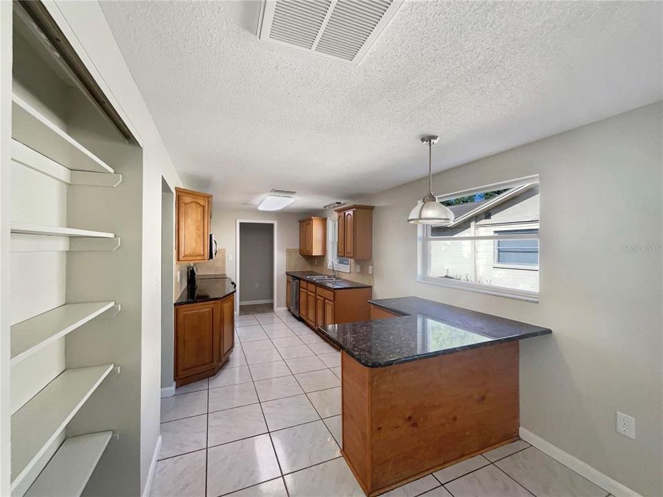 待售: $297,000 (4 贝兹, 3 浴室, 1880 平方英尺)