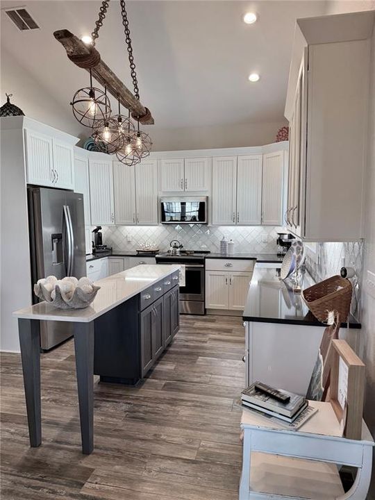 For Sale: $549,900 (2 beds, 2 baths, 1550 Square Feet)