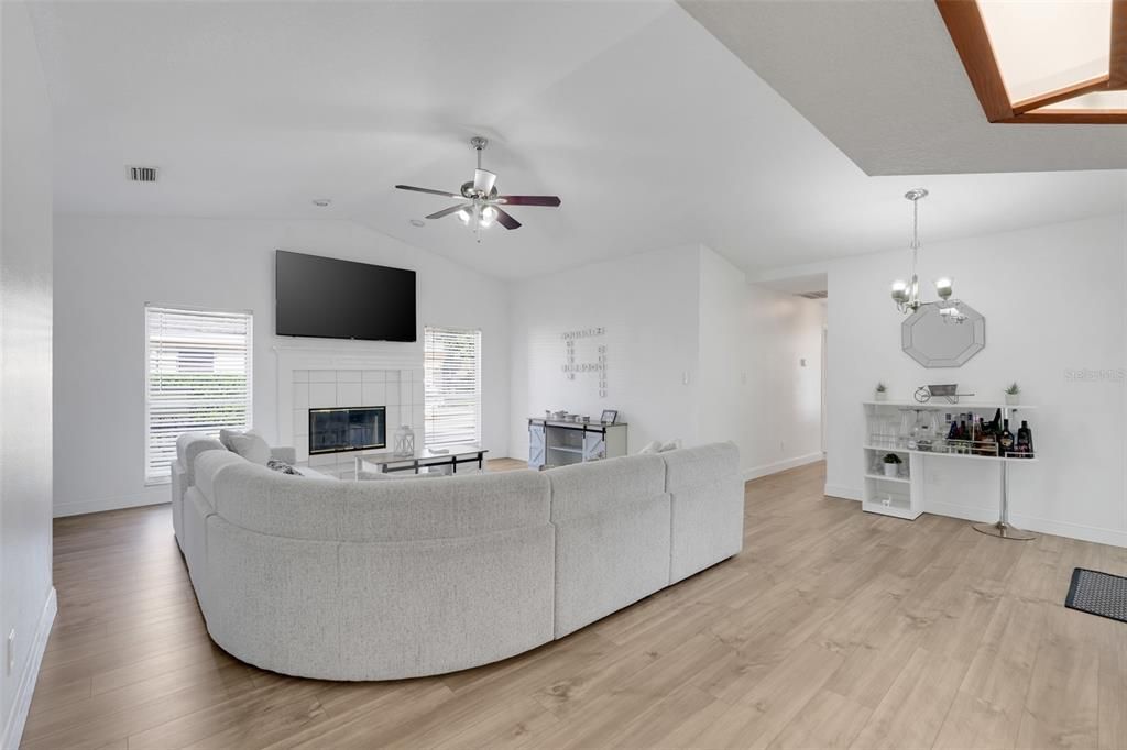 Active With Contract: $475,000 (4 beds, 2 baths, 2467 Square Feet)