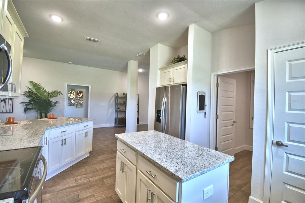 待售: $359,515 (4 贝兹, 3 浴室, 2200 平方英尺)