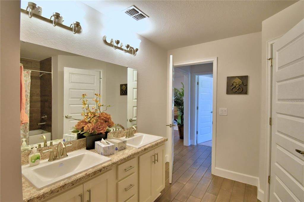 待售: $359,515 (4 贝兹, 3 浴室, 2200 平方英尺)