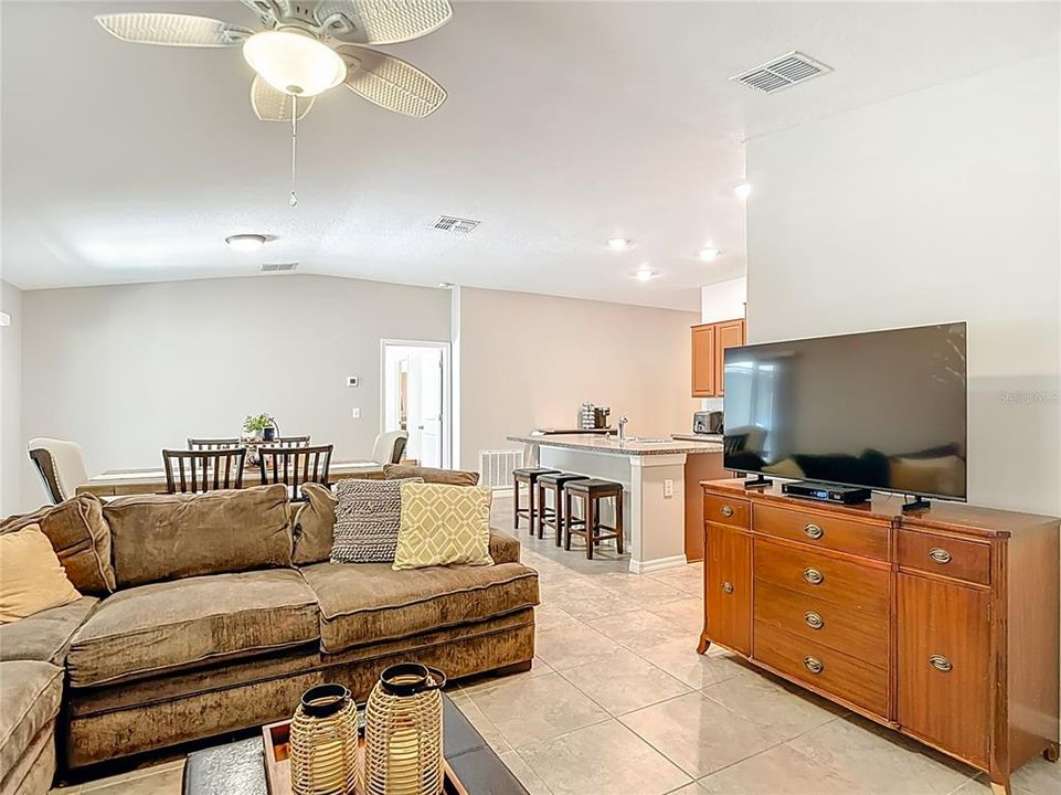 En Venta: $329,000 (3 camas, 2 baños, 1540 Pies cuadrados)