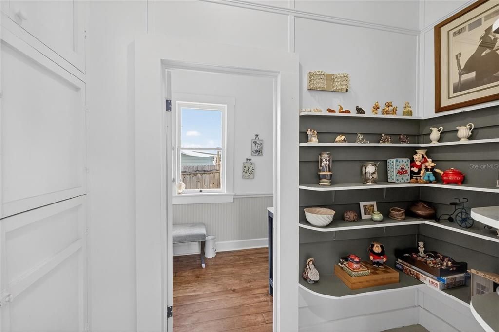 For Sale: $315,000 (2 beds, 1 baths, 864 Square Feet)