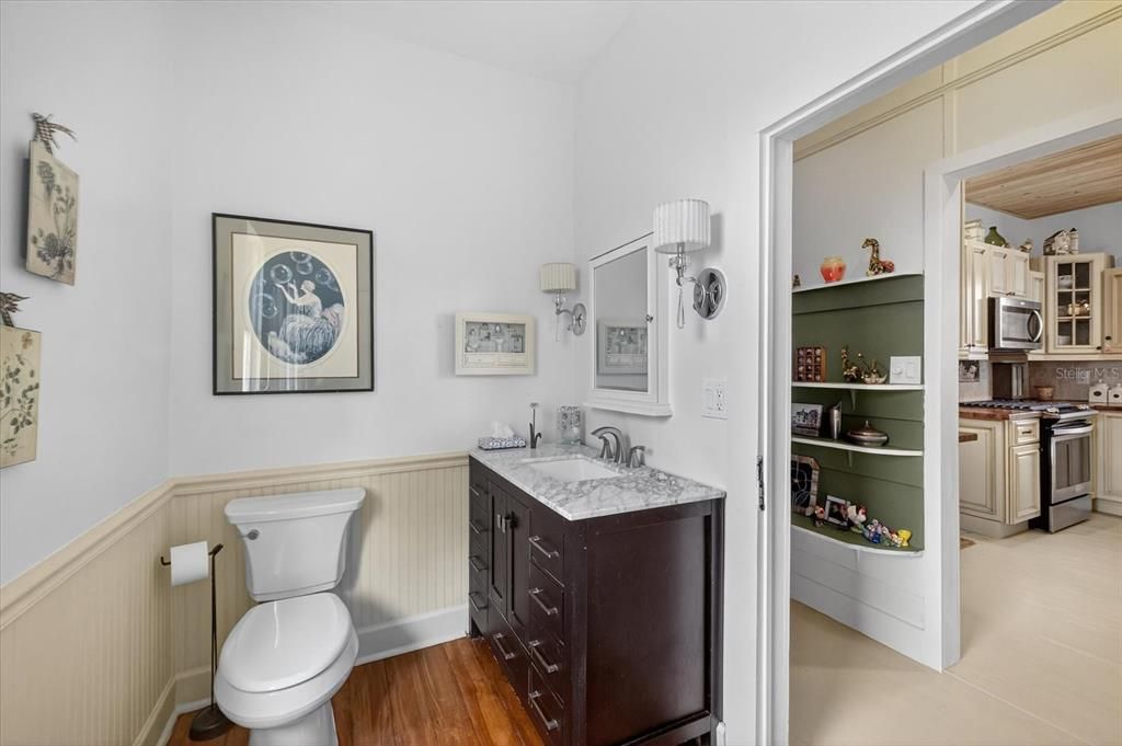 For Sale: $315,000 (2 beds, 1 baths, 864 Square Feet)