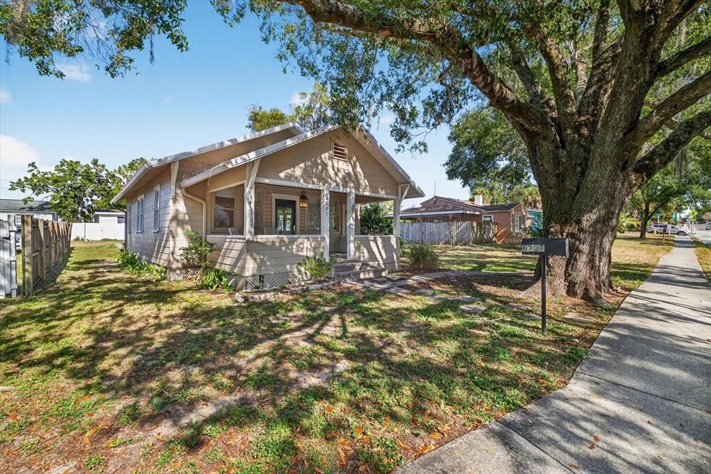 For Sale: $315,000 (2 beds, 1 baths, 864 Square Feet)