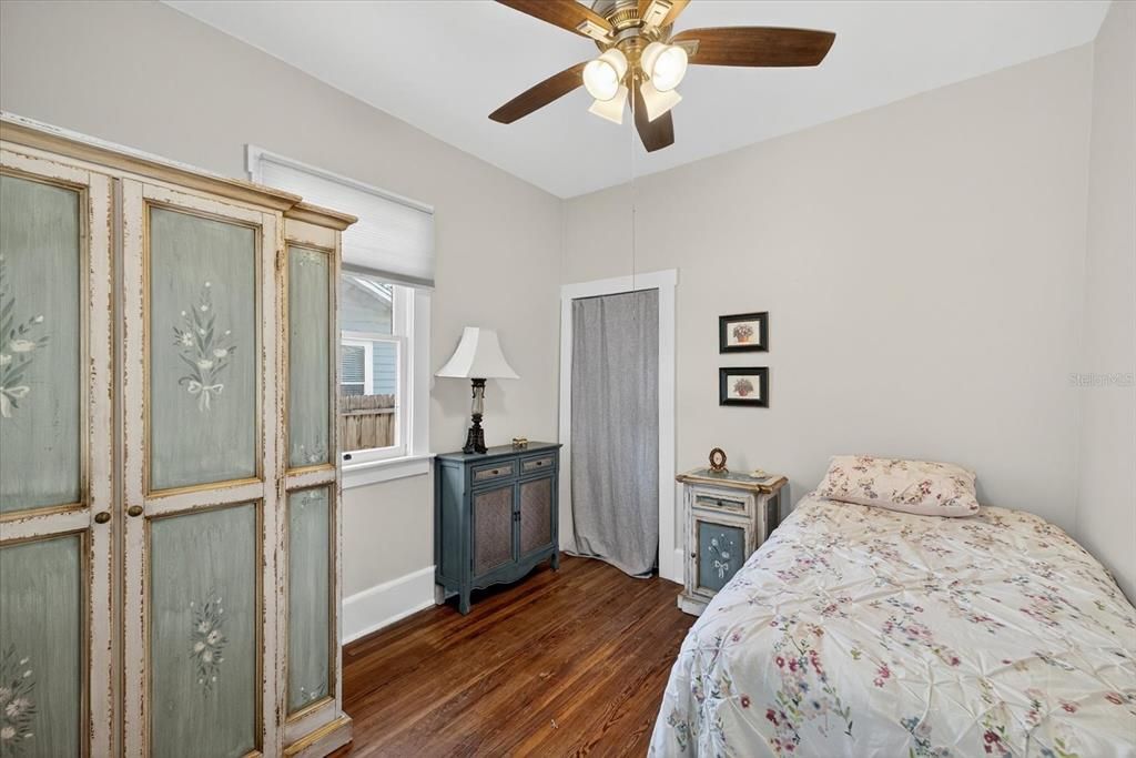 For Sale: $315,000 (2 beds, 1 baths, 864 Square Feet)