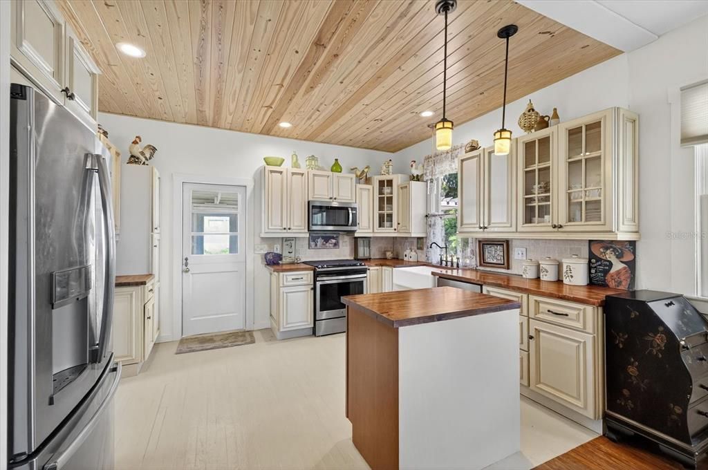 For Sale: $315,000 (2 beds, 1 baths, 864 Square Feet)