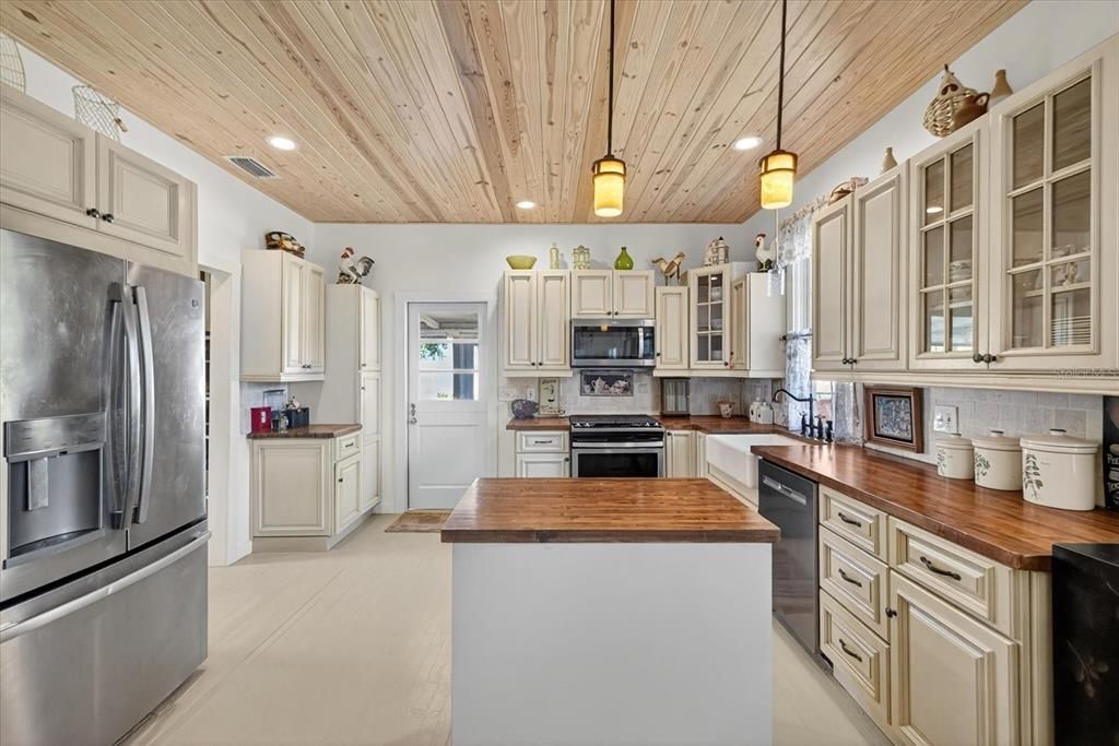 For Sale: $315,000 (2 beds, 1 baths, 864 Square Feet)