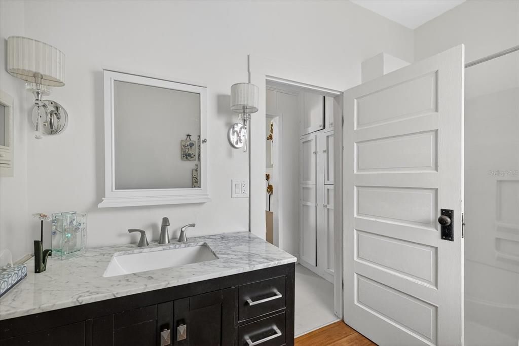 For Sale: $315,000 (2 beds, 1 baths, 864 Square Feet)