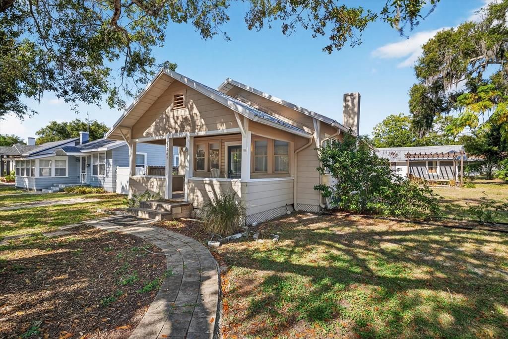 For Sale: $315,000 (2 beds, 1 baths, 864 Square Feet)