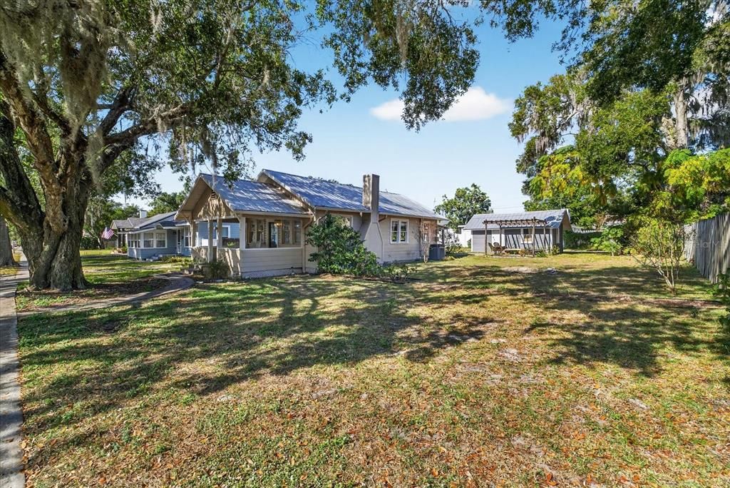 For Sale: $315,000 (2 beds, 1 baths, 864 Square Feet)