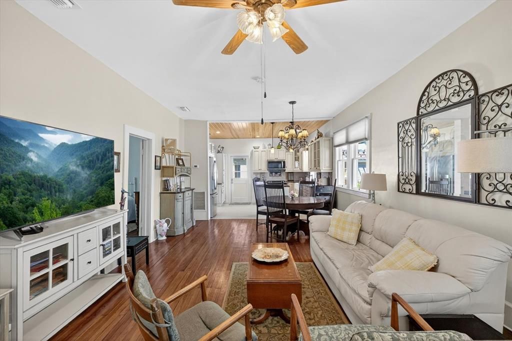 For Sale: $315,000 (2 beds, 1 baths, 864 Square Feet)