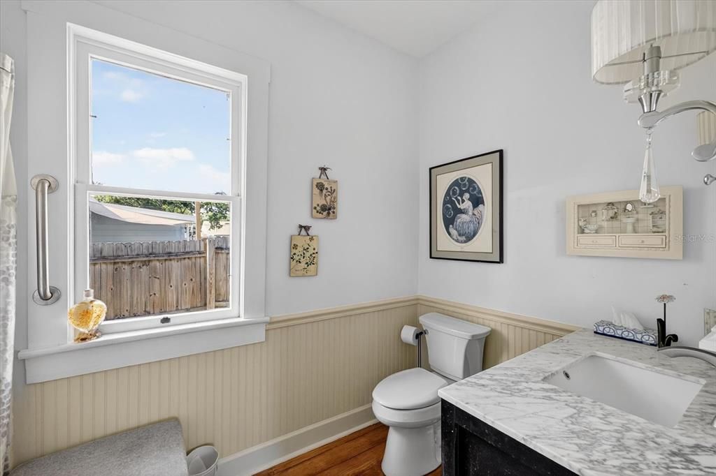 For Sale: $315,000 (2 beds, 1 baths, 864 Square Feet)