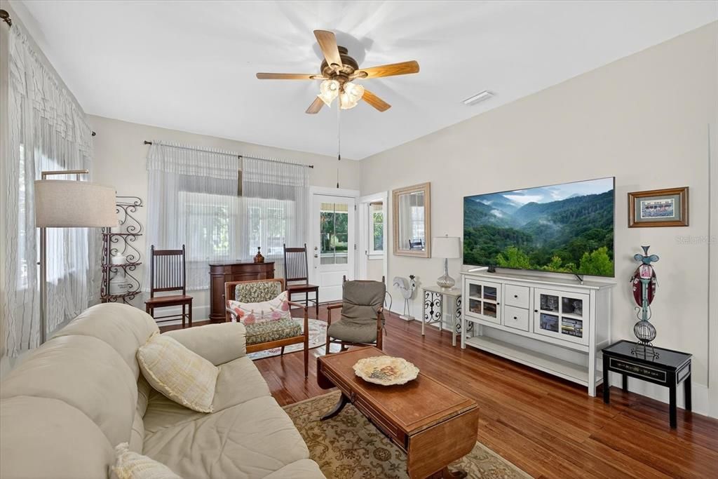 For Sale: $315,000 (2 beds, 1 baths, 864 Square Feet)