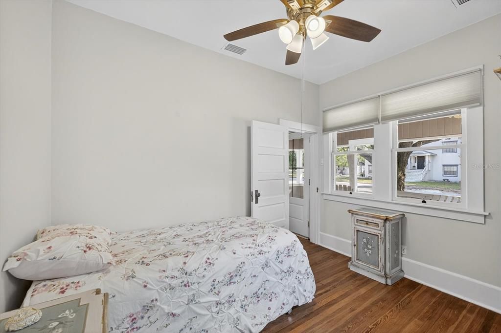 For Sale: $315,000 (2 beds, 1 baths, 864 Square Feet)