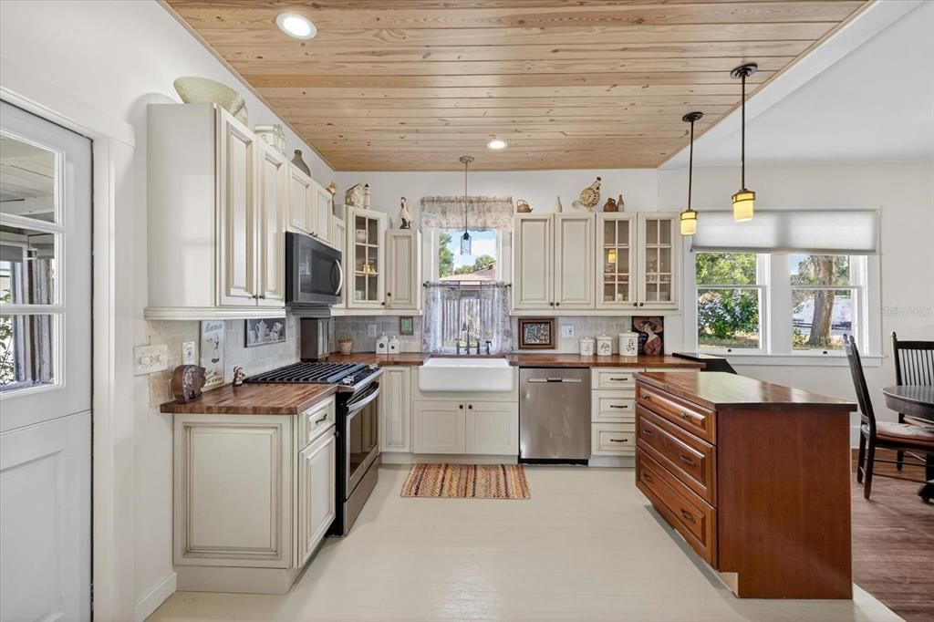 For Sale: $315,000 (2 beds, 1 baths, 864 Square Feet)