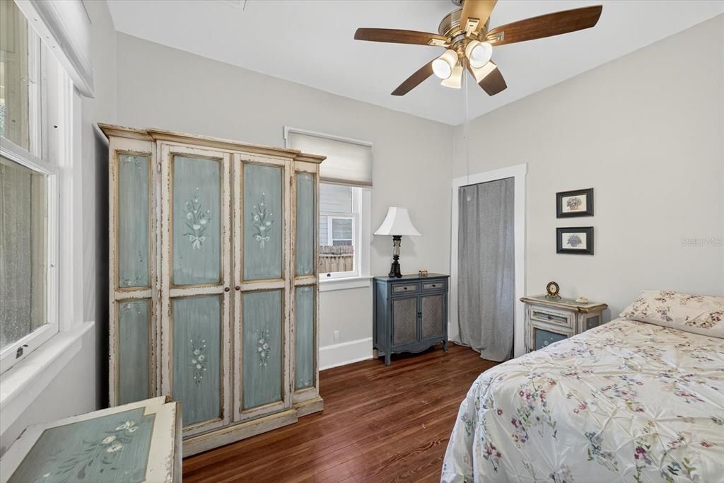 For Sale: $315,000 (2 beds, 1 baths, 864 Square Feet)